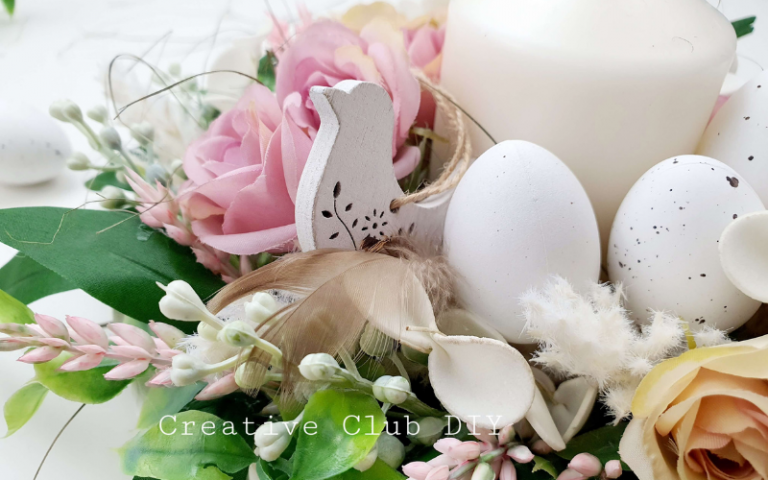 stroik wielkanocny z jajkami, różami, świecą i drewnianym ptaszkiem