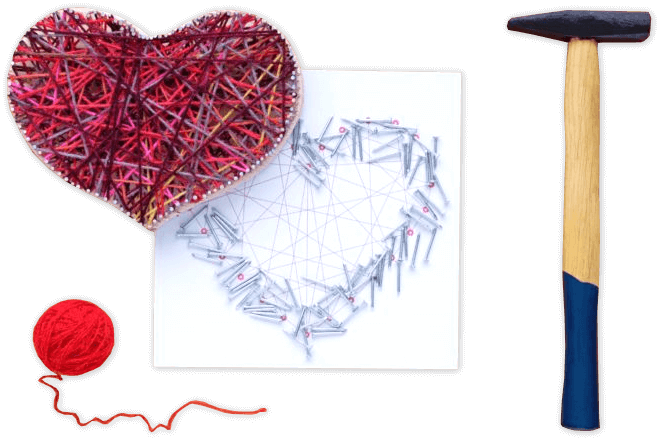 inspiracje serce wykonane metodą string art, wzór na papierze, młotek i kłębek czerwonej włóczki