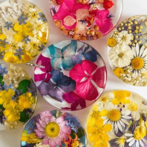 kwiaty zatopione w żywicy