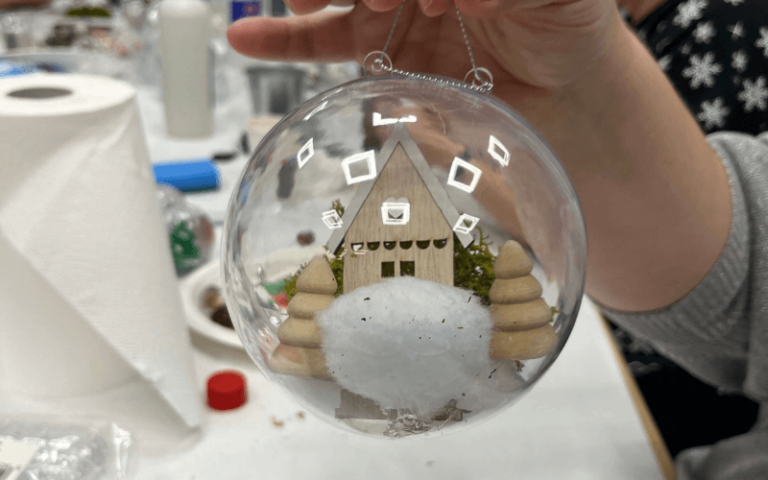 15warsztaty-swiateczna-kula-sniezna