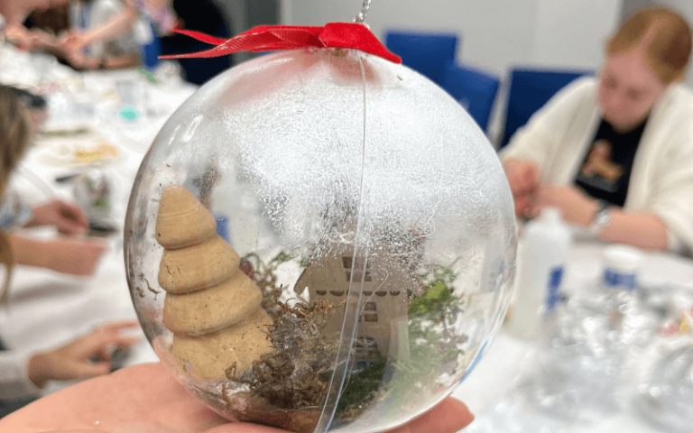 3warsztaty-swiateczna-kula-sniezna
