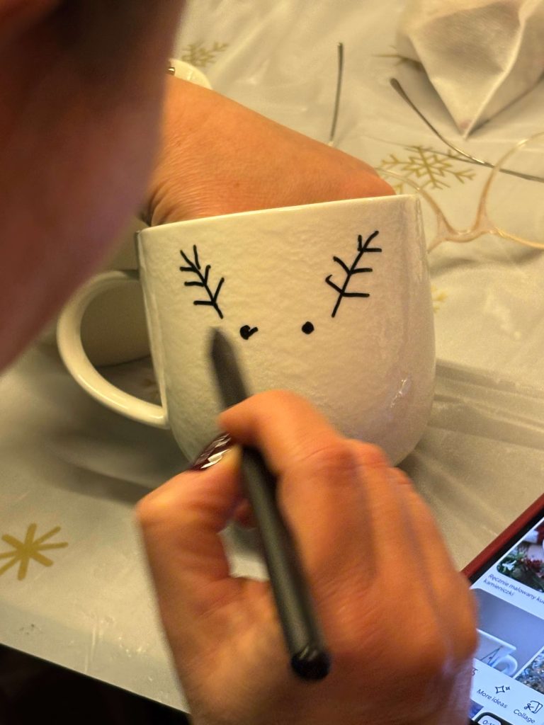 warsztaty-swiateczne-malowanie-kubkow6209