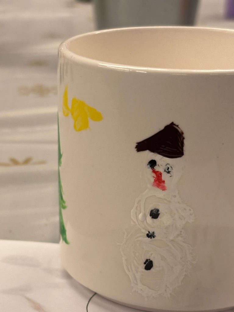 warsztaty-swiateczne-malowanie-kubkow6213