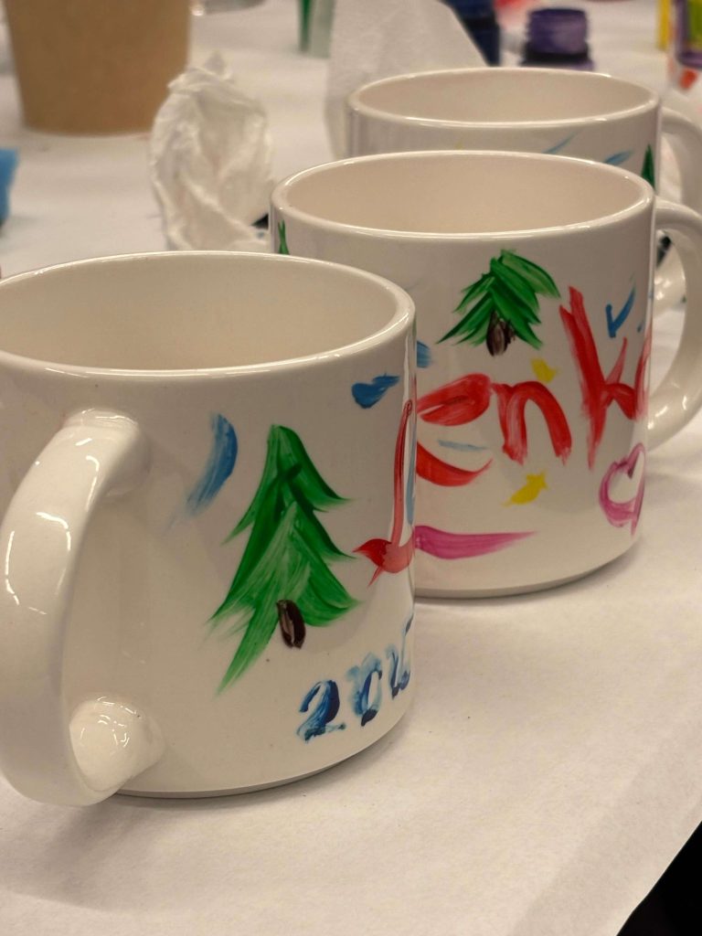 warsztaty-swiateczne-malowanie-kubkow6214