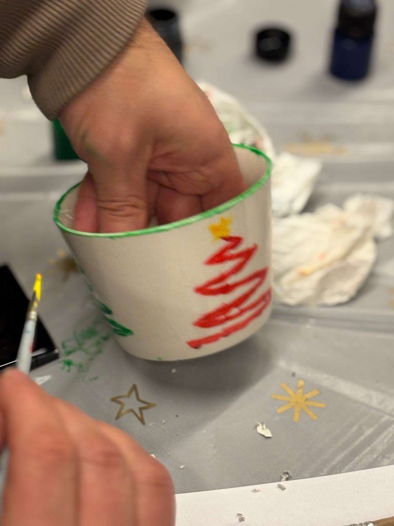 warsztaty-swiateczne-malowanie-kubkow6215