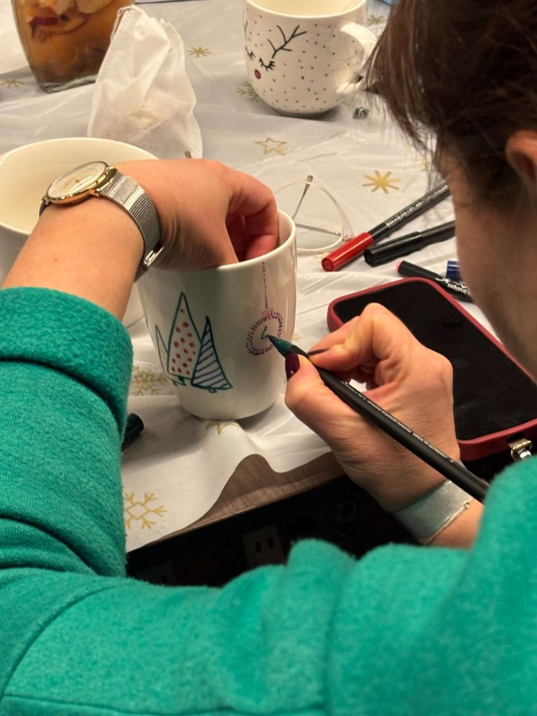 warsztaty-swiateczne-malowanie-kubkow6216