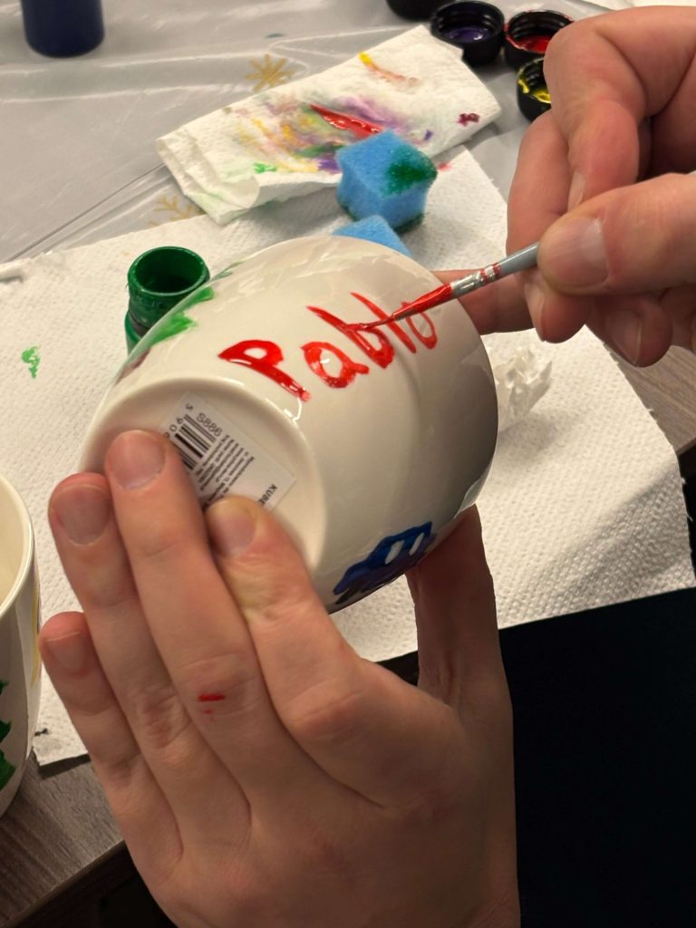 warsztaty-swiateczne-malowanie-kubkow6220