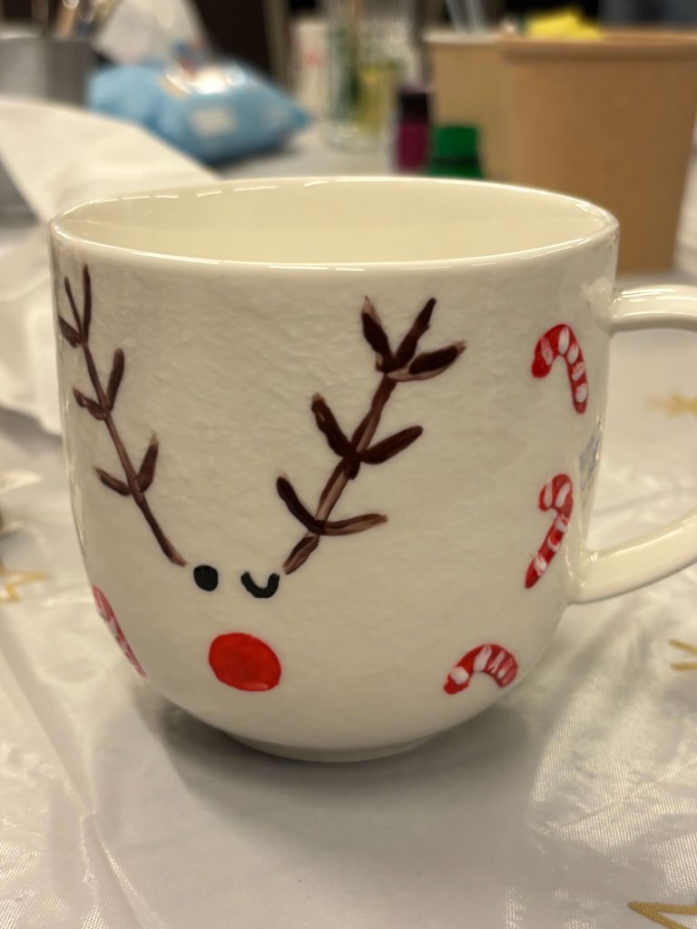 warsztaty-swiateczne-malowanie-kubkow6226