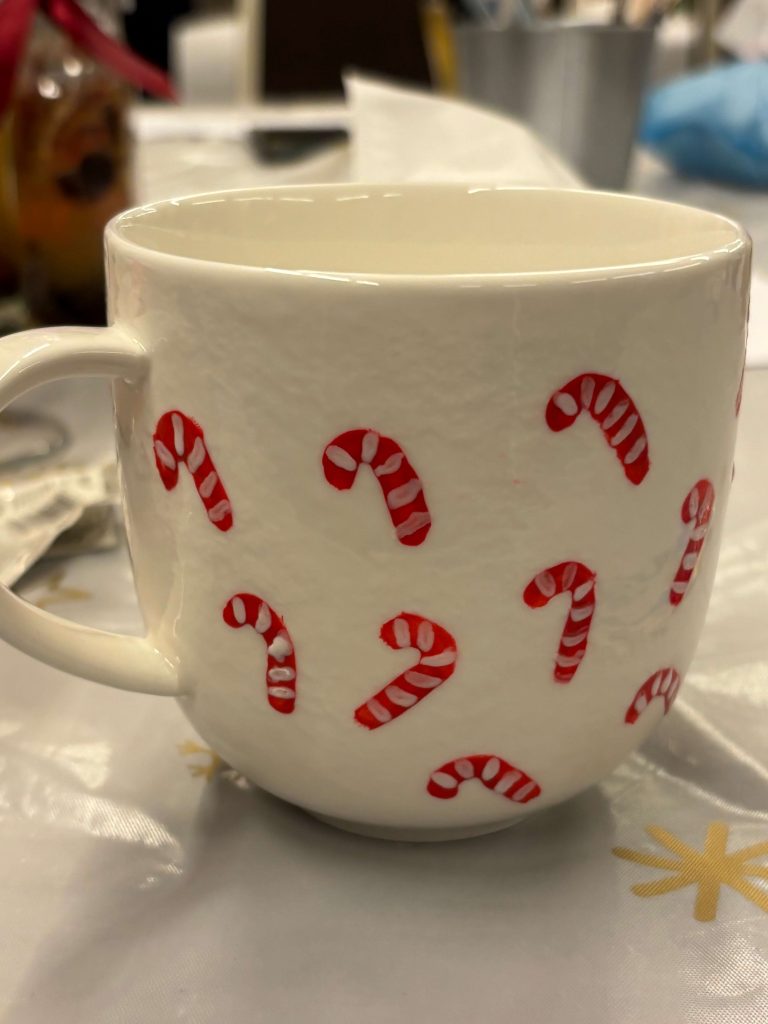 warsztaty-swiateczne-malowanie-kubkow6228